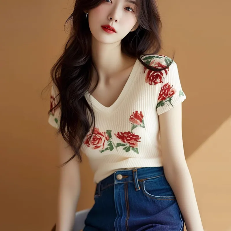 Women's Beige V Neck Knit Top  - đánh giá và giá Embroidery Rose