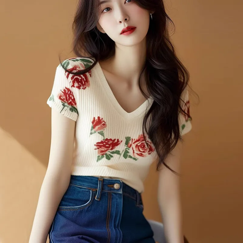 Women's Beige V Neck Knit Top  - đánh giá và giá Embroidery Rose
